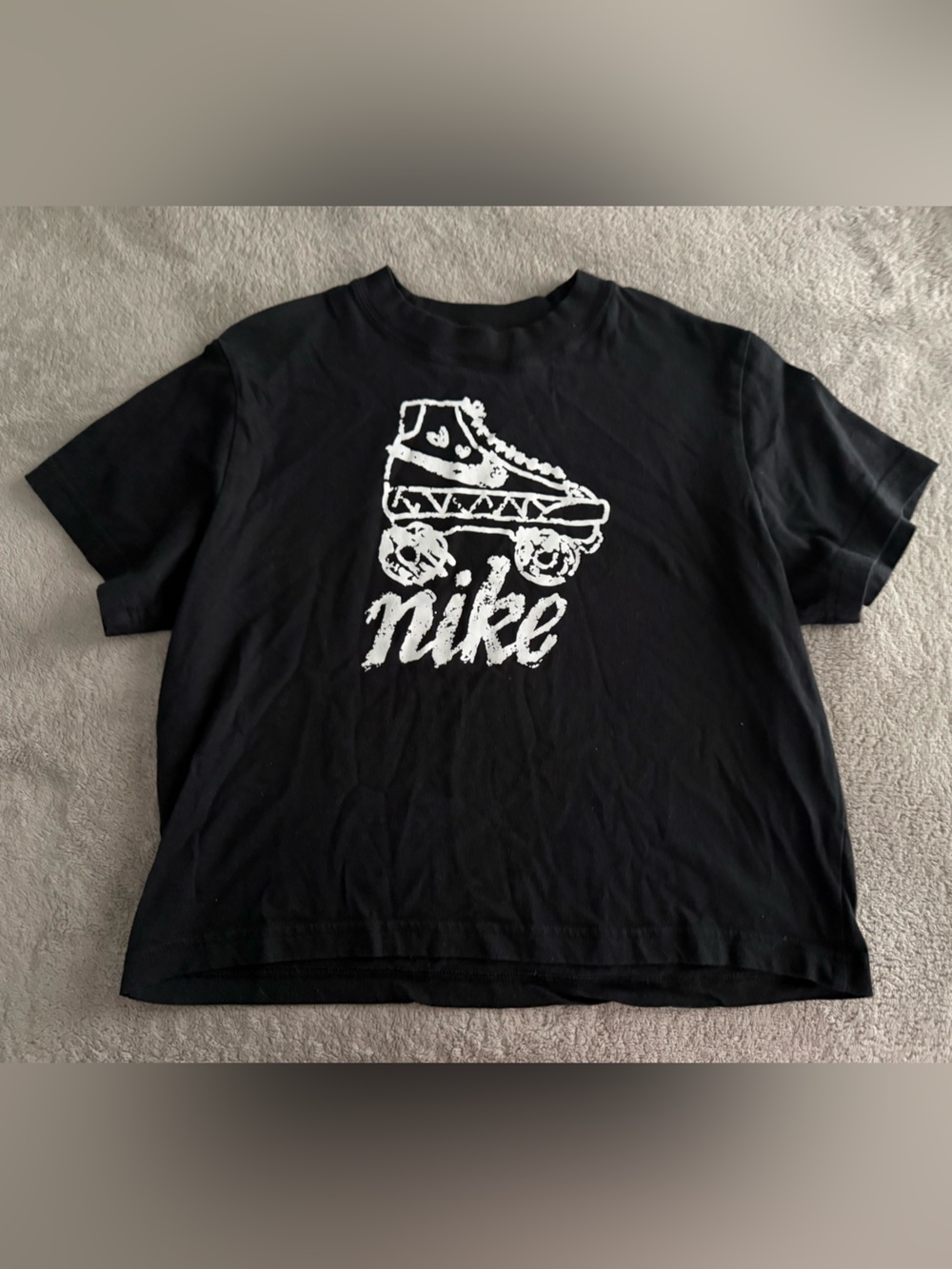 Nike Rollerskate Tee Cropped Girls Sz Large (10) in black
